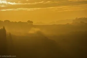 Toskana am Morgen im Nebel